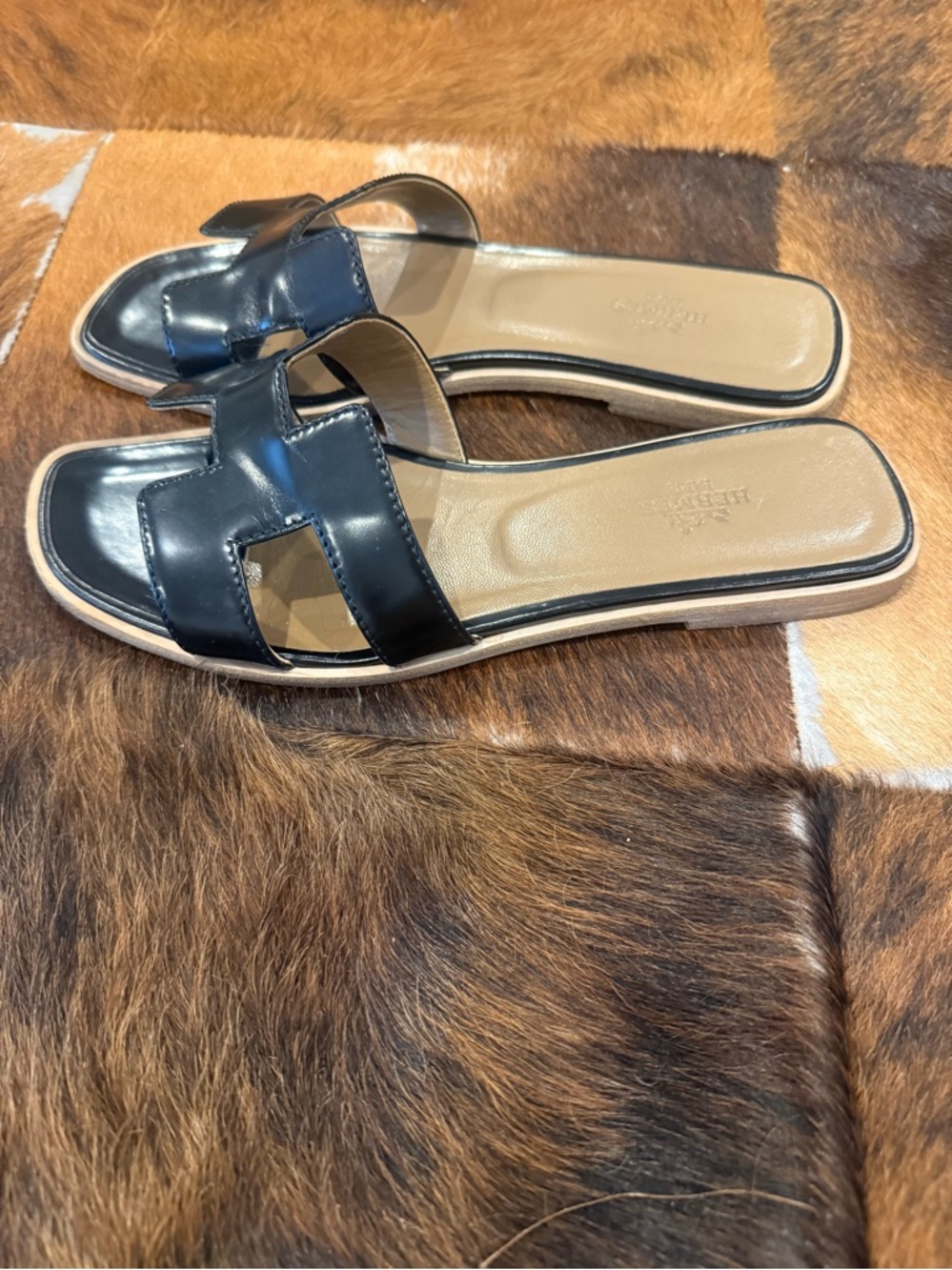 Hermes Black Patent Oran Sandals - Picture 4 of 8